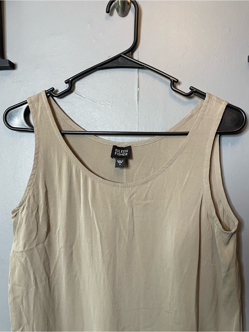 Eileen Fisher Silk Beige Sleeveless Scoop Neck Tank size small - Picture 2 of 9